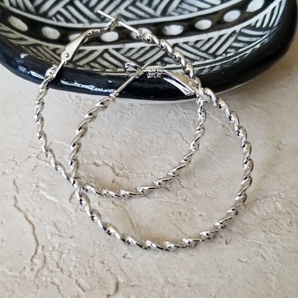 Sleek Twisted Rope Silver Tone Round Hoop Earrings 40mm 1.6" Long Leverback - Picture 1 of 6